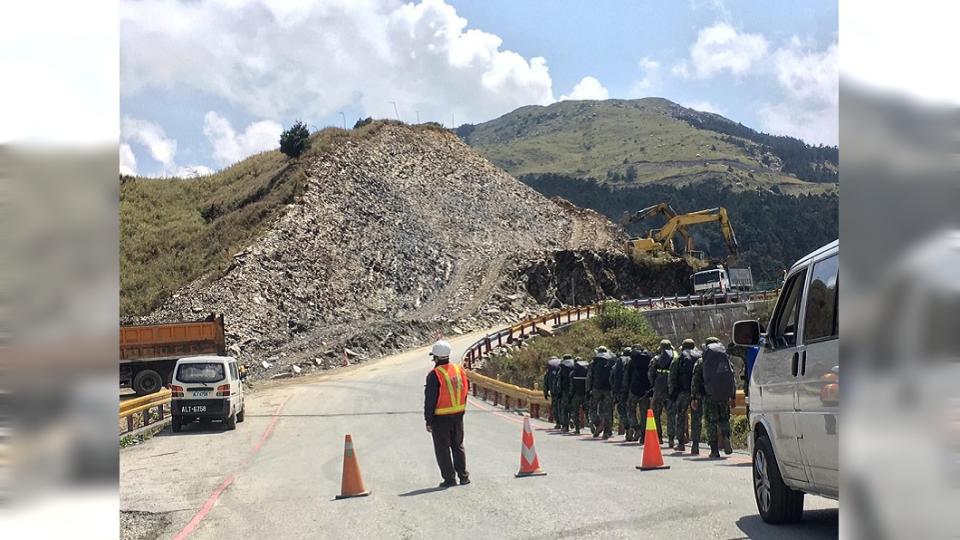 民眾拍到怪手正在合歡山上開闢山頭。圖／「台灣生態學會」臉書