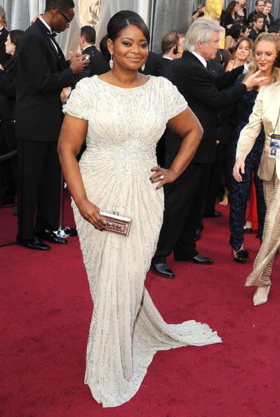 <b>Octavia Spencer</b> aquí demuestra que el blanco también te puede adelgazar simplemente dependiendo de cómo lo uses. En este caso el vestido cuenta con aplicaciones de pedrería que dan un efecto de una cintura más ceñida ayudando a que el cuerpo de Octavia que es frondoso luzca proporcionado en las partes correctas.