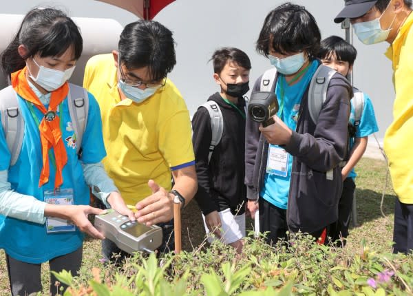 小局長實際操作各種稽查辦案儀器如熱顯像儀等。   圖：新北市環保局提供