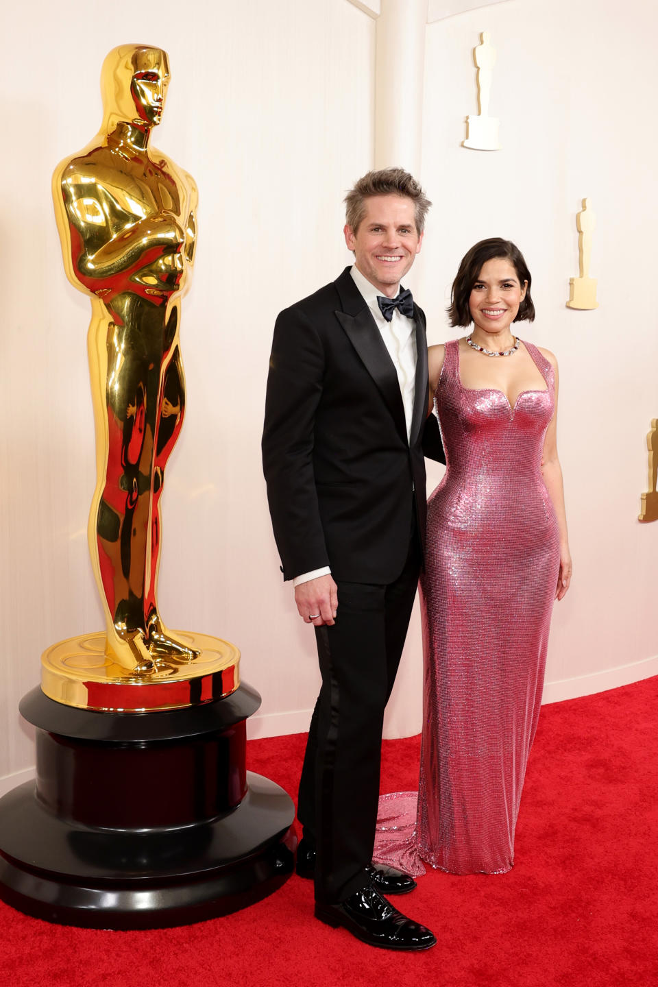 América Ferrera y su esposo Ryan Piers en la alfombra roja de los Oscar 2024
