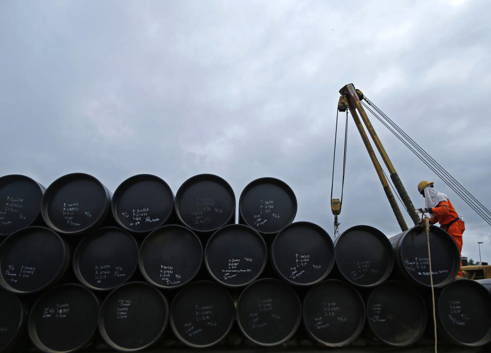 A worker prepares to transport oil pipelines to be laid for the Pengerang Gas Pipeline Project at an area 40km (24 miles) away from the Pengerang Integrated Petroleum Complex in Pengerang, Johor, February 4, 2015. A collapse in oil prices is making it harder to attract investment in the next phases of a plan to build one of Asia's biggest energy hubs on Malaysia's southernmost tip, a development estimated to be worth over $50 billion. The Pengerang Integrated Petroleum Complex (PIPC) aims to help Malaysia compete with Singapore to become the region's top oil and petrochemicals hub, but the local government body coordinating the project said the environment was now clearly tougher. On the once-sleepy Pengerang peninsular in the southern Johor state, villages have been relocated to make way for storage tanks, refineries and terminals under the almost $30 billion first phase. Picture taken February 4, 2015.  REUTERS/Edgar Su (MALAYSIA - Tags: BUSINESS COMMODITIES ENERGY CONSTRUCTION REAL ESTATE)