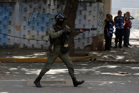 A riot security force member aims his weapon during a rally against Venezuelan President Nicolas Maduro's government in Caracas, Venezuela July 26, 2017. REUTERS/Carlos Garcia Rawlins