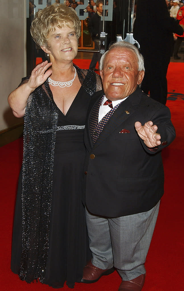 <p>Kenny Baker and his wife arrive at the UK premiere of the eagerly awaited last part of <i>Star Wars</i> prequel trilogy on May 16, 2005 in London. (Photo: Dave Benett/Getty Images)</p>