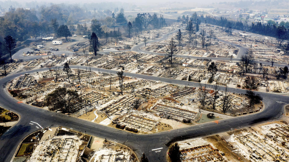 Fotografía de archivo del martes 15 de septiembre de 2020 de hogares destruidos por el incendio Almeda en Phoenix, Arizona. (AP Foto/Noah Berger)