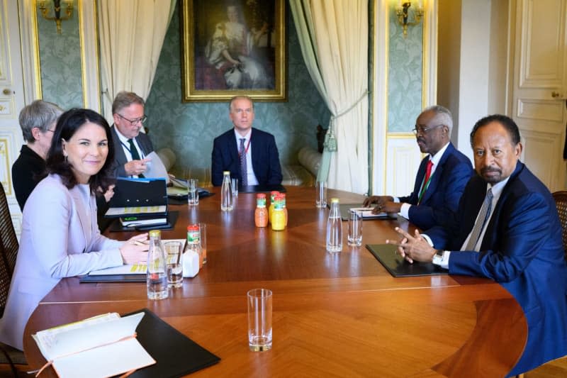 Annalena Baerbock (L), Germany's Foreign Minister, and Abdalla Hamdok, former Prime Minister of Sudan, meet for talks on the sidelines of the ministerial meeting to support peace initiatives for Sudan. Bernd von Jutrczenka/dpa