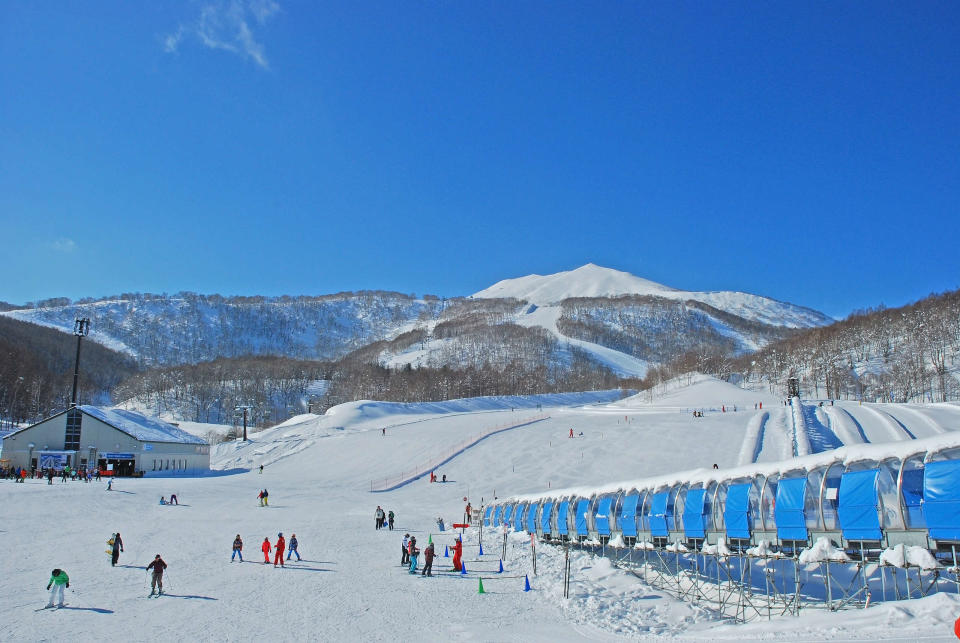 北海道是全球知名的滑雪勝地，如今也因暖冬影響雪量，許多慕名而來的遊客，也開始擔憂未來是否還能來滑雪。