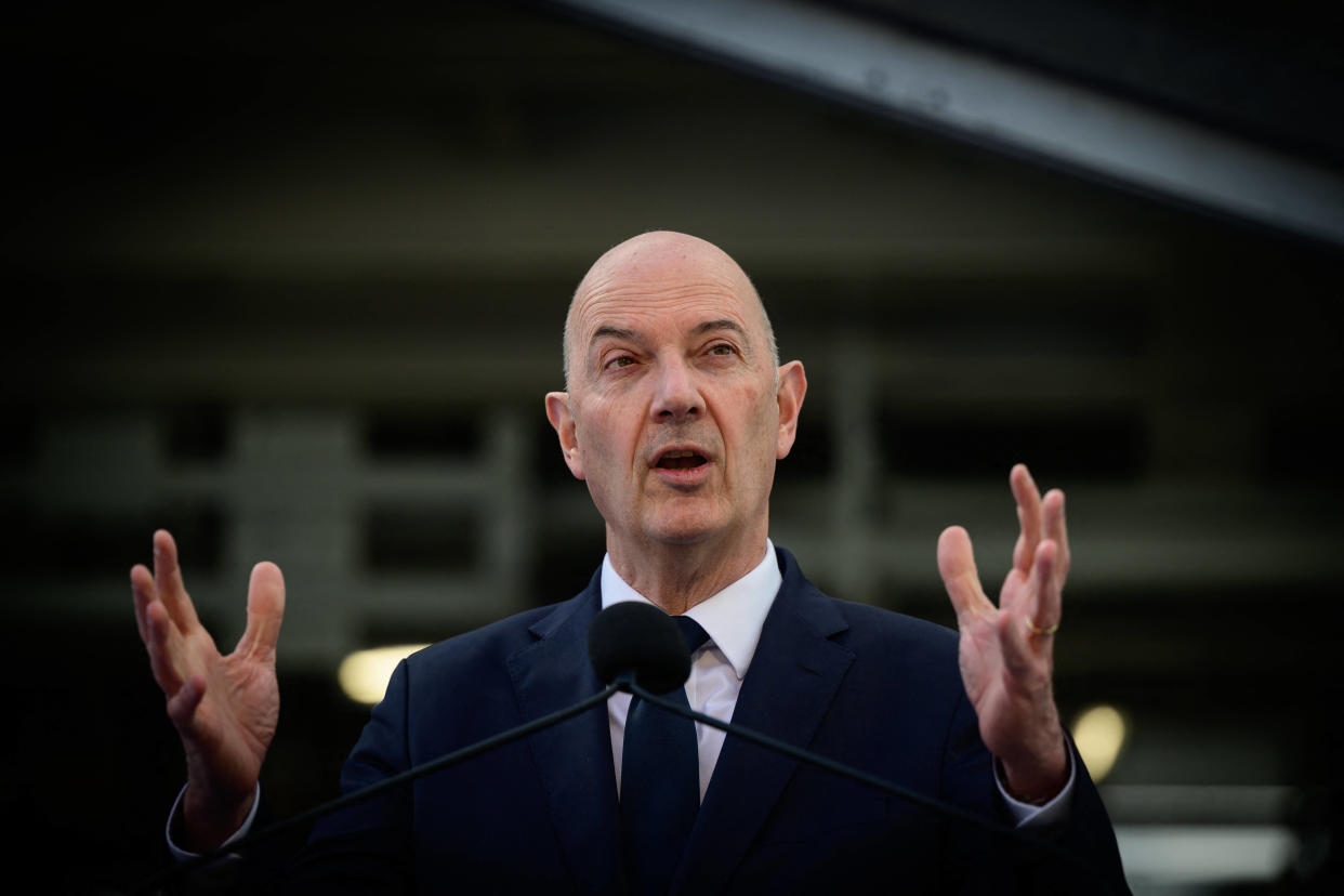 Roland Lescure, ici à la centrale électrique du parc éolien offshore de Noirmoutier et de l’Île d’Yeu, le 2 mai. 2024. 