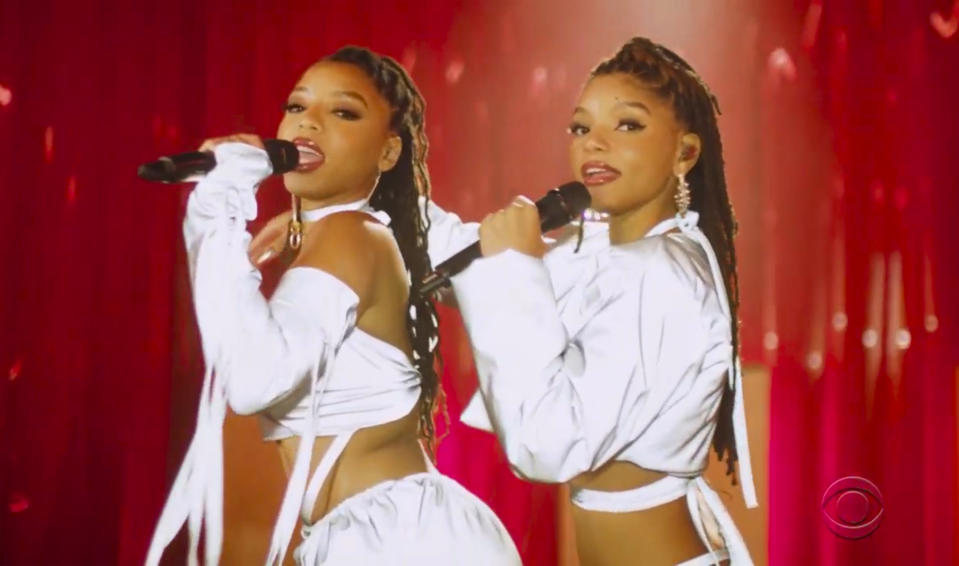 En esta imagen capturada de video y emitida el domingo 28 de junio de 2020 por BET, Chloe Bailey, a la izquierda, y Halle Bailey, de Chloe x Halle, actúan en la ceremonia virtual de los Premios BET. (BET vía AP)