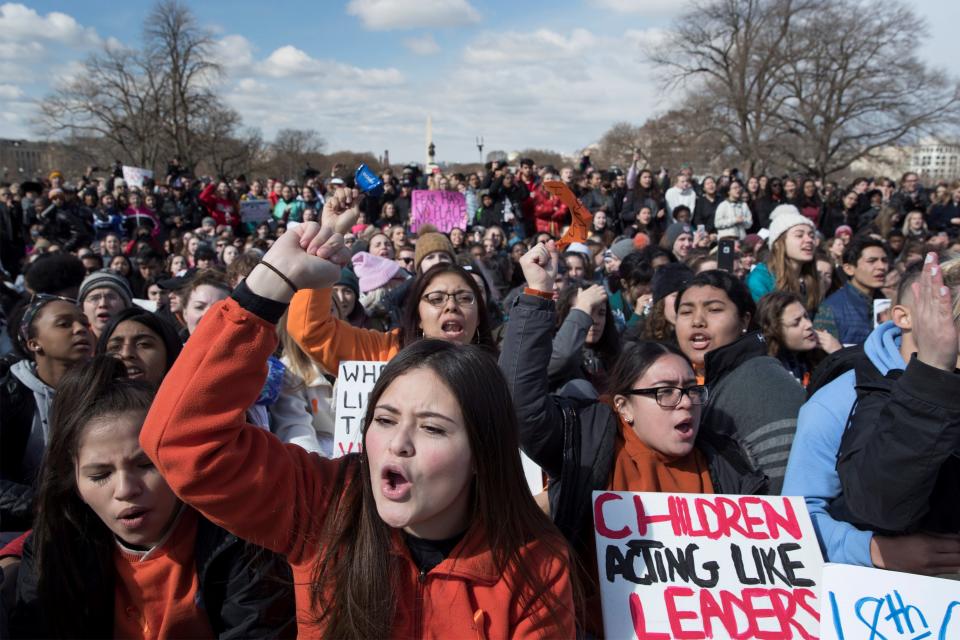 <p>Estudiantes participan en el paro realizado a nivel nacional para protestar contra la violencia por armas de fuego, ante el Capitolio en Washington DC, Estados Unidos, hoy, 14 de marzo de 2018. Estudiantes, profesores y padres realizan un paro nacional de 17 minutos en memoria de las 17 personas muertas a tiros el pasado 14 de febrero en un instituto de Parkland, en el sur de Florida, y en demanda de un mayor control de venta de armas.EFE/ Michael Reynolds </p>