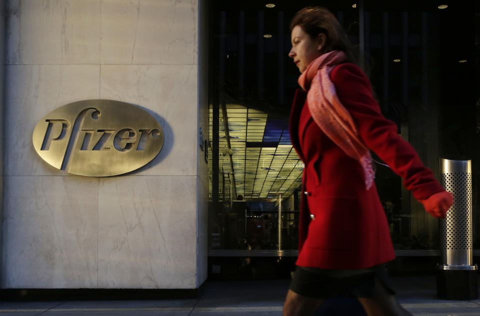 Una mujer pasa delante de la sede mundial de la farmacéutica Pfizer en Nueva York. (AP Photo/Mark Lennihan).