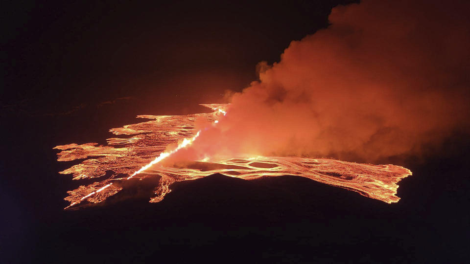 <strong>冰島雷克雅內斯半島火山再度噴發。（圖／美聯社）</strong>