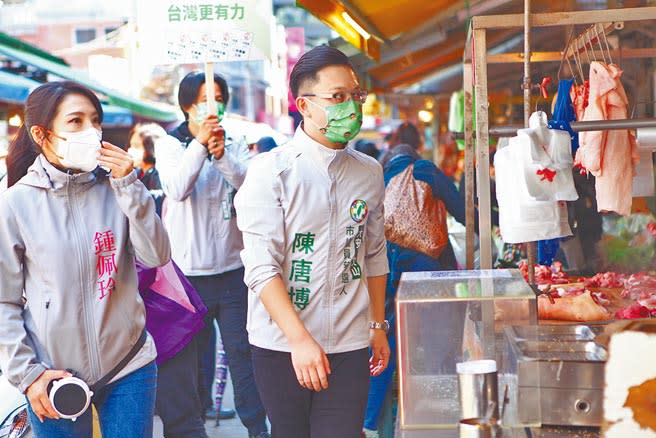 民進黨台北市大安、文山區議員擬參選人陳唐博（右）3日在市議員鍾佩玲（左）陪同下，前往景美市場掃街向民眾問好，鍾佩玲認為選舉要打團體戰，盡快決定市長人選才能訂出戰略。（張立勳攝）