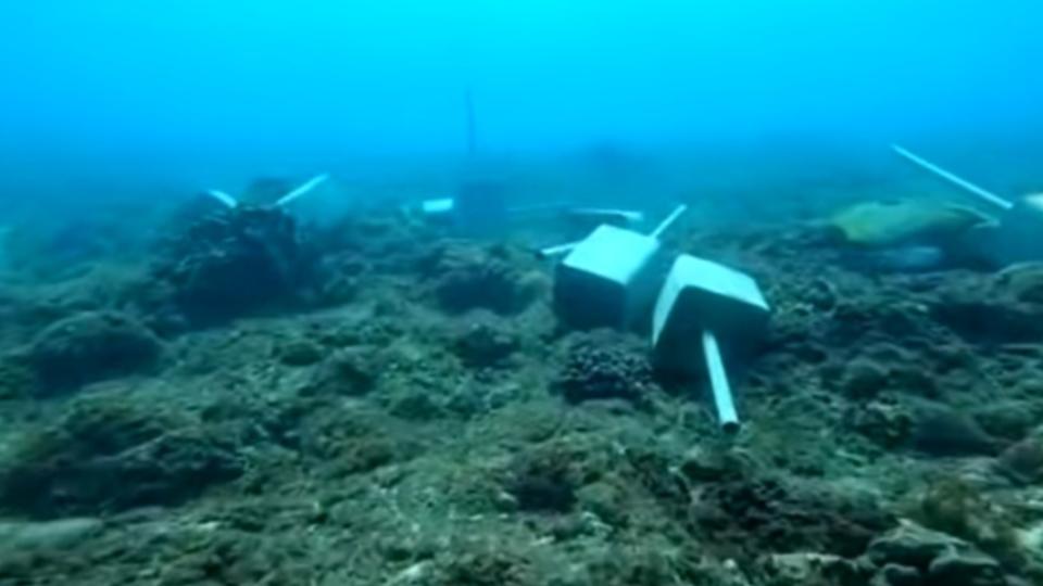 小琉球海域遭人亂投水泥樁。（圖／翻攝自臉書小琉球聯盟）