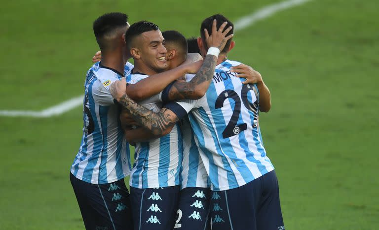 COPA DE LA LIGA PROFESIONAL.
RACING VS COLON.
FESTEJO DEL GOL DE RACING DE JUAN JOSE CACERES.