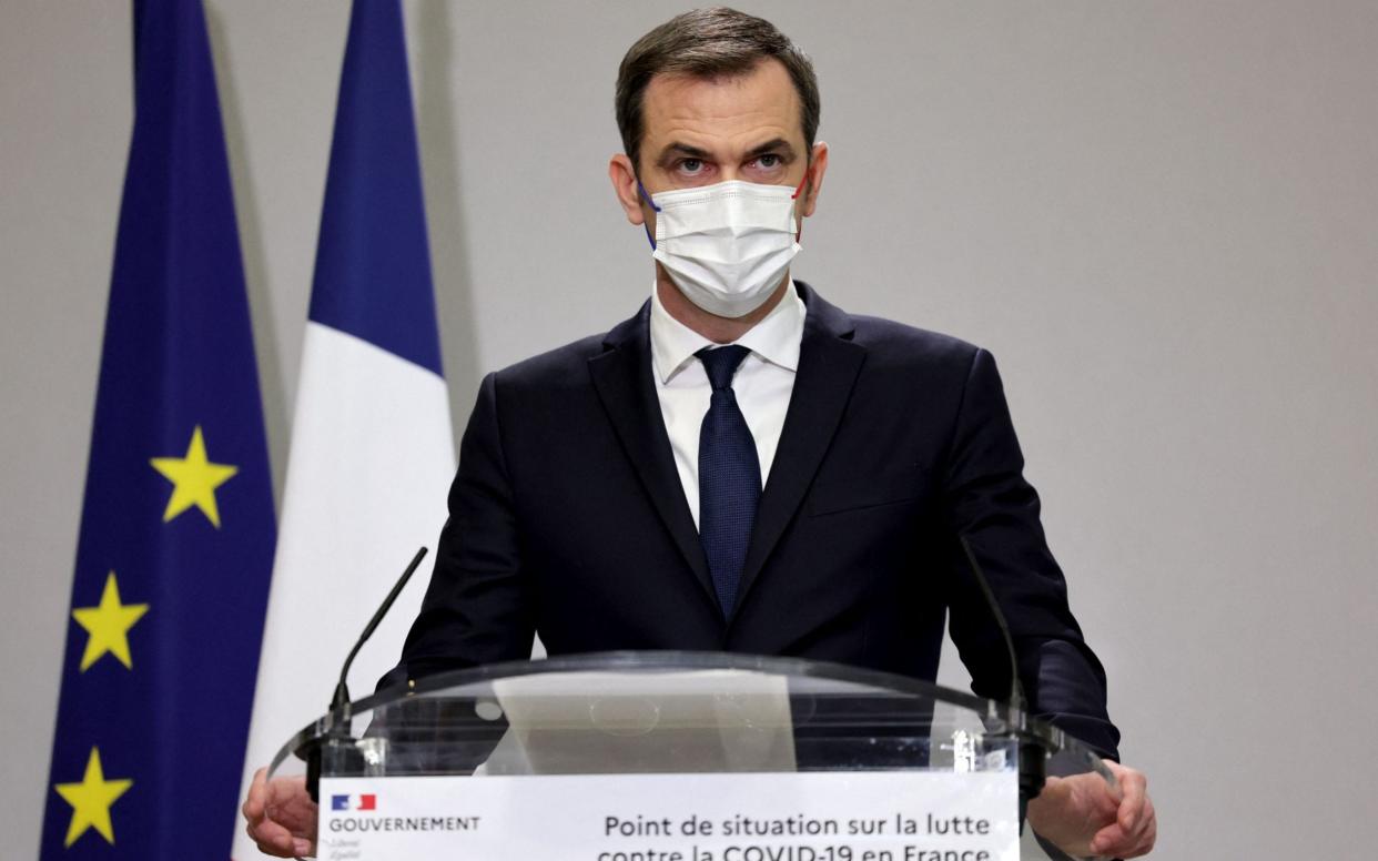 Covid latest news: France to bring back masks and pushes all adults to get boosters  - THOMAS COEX /AFP