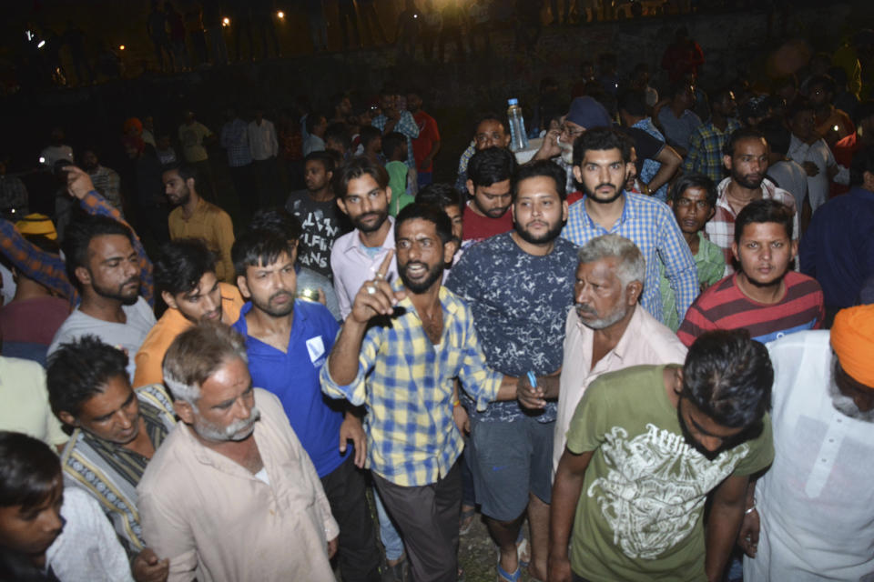 Una multitud se aglomera en el lugar donde un tren atropelló a varias personas en Amritsar, India, el 19 de octubre del 2018. (AP Photo/Prabhjot Gill)