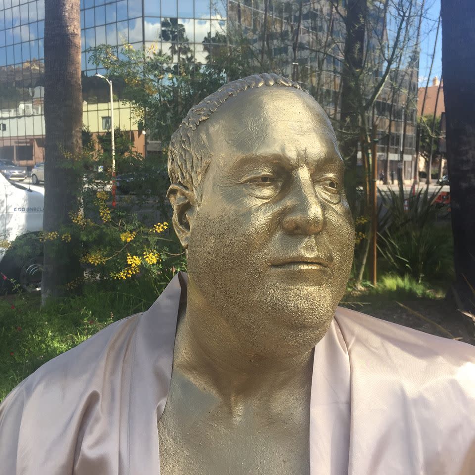 La estatua de <span class="classCadenaBusqueda">Weinstein</span> apareció este jueves 1 de marzo de 2018 en el cruce entre Hollywood Boulevard y la avenida La Brea. Foto: Facebook/plasticjesusart