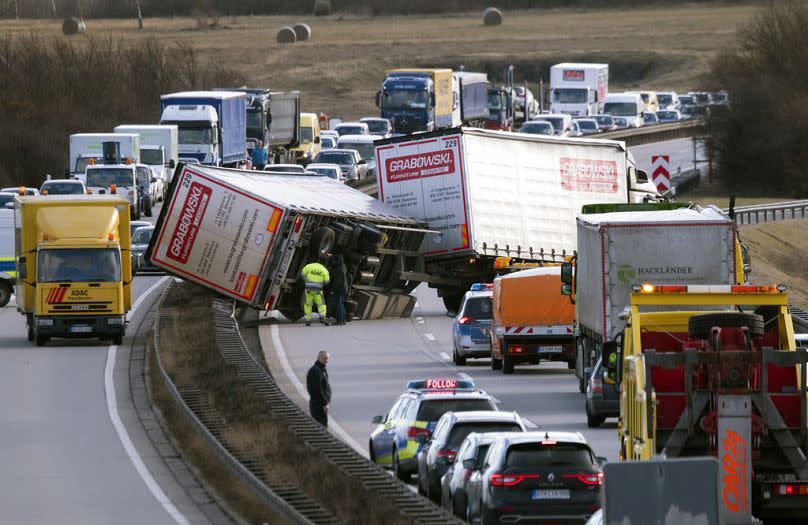 Ein Lkw verunglückt bei schwerem Unwetter auf der A 71 bei Erfurt, Januar 2018