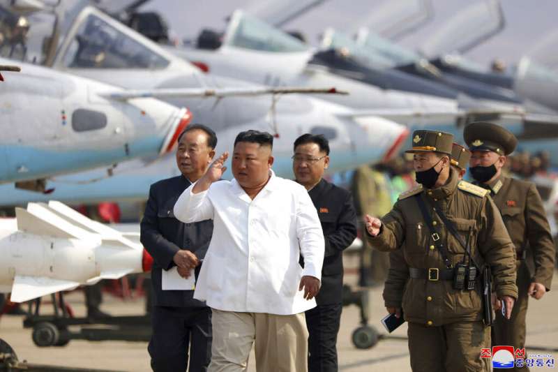 北韓領導人金正恩視察空軍部隊。（美聯社）