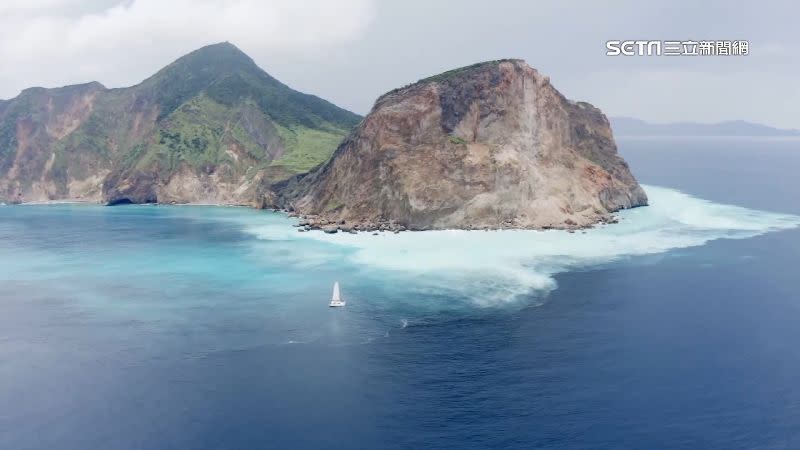 宜蘭龜山島海域是許多人喜愛的旅遊景點。