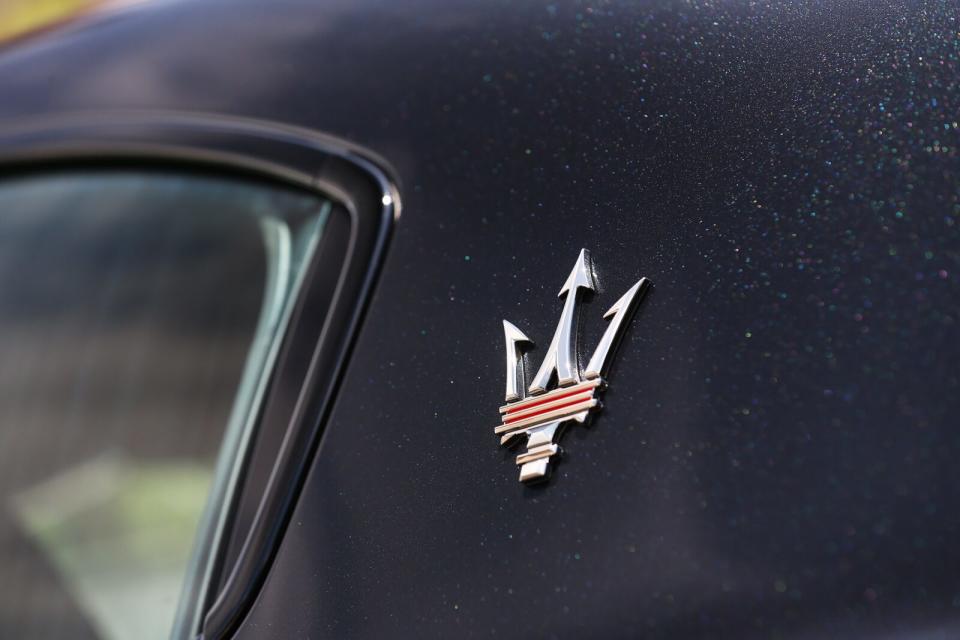 C柱上的三叉戟徽飾為Maserati家族特色之一，底部兩道紅線則是Trofeo專屬標記。