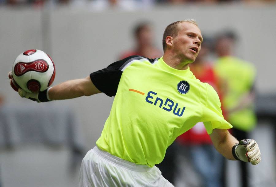 Der frühere Karlsruher Keeper MARKUS MILLER leistet sich nach einem 1:0-Sieg seines Teams am 26. September 2007 ebenfalls einen Aussetzer gegen einen eigenen Mitspieler