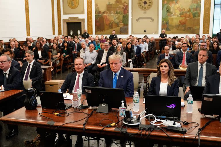 El expresidente de Estados Unidos, Donald Trump, asiste al juicio en su contra, en un tribunal de Manhattan, en la ciudad de Nueva York, el 2 de octubre de 2023.