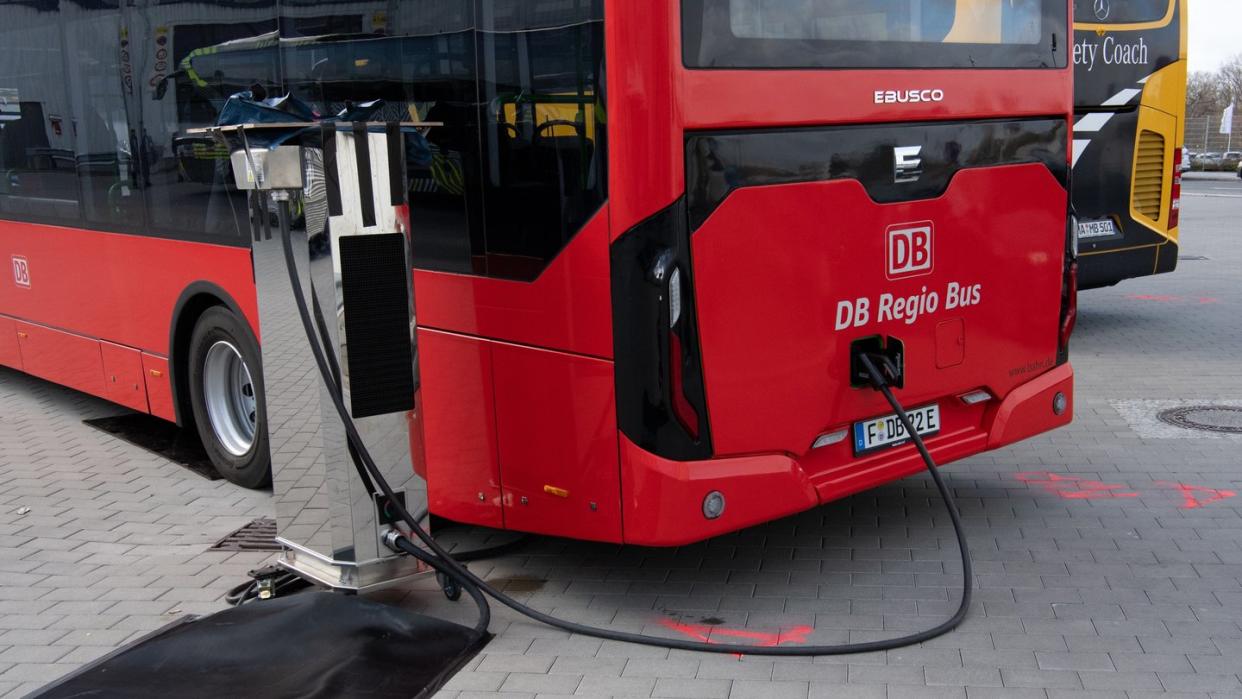 Neue Antriebstechnologien und Digitalisierung stehen im Mittelpunkt der Fachmesse Bus2Bus in Berlin. In Deutschland sind nach Branchenangaben erst rund 100 von 35.000 Bussen voll elektrisch unterwegs. Foto: Ralf Hirschberger