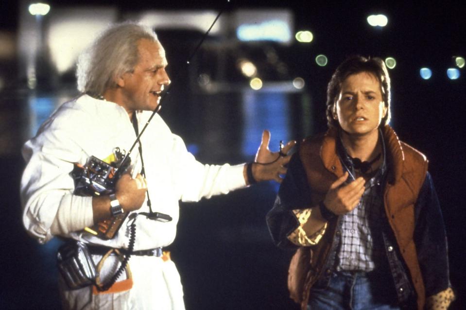 Marty McFly (Michael J. Fox, rechts) ist vielleicht der "coole" Typ in "Zurück in die Zukunft", aber ohne den genialen Geist von Dr. Emmett Brown (Christopher Lloyd) wäre er nicht weit gekommen. Einer der schönsten Sprüche des visionären Wissenschaftlers: "Straßen? Wo wir hinfahren, brauchen wir keine Straßen." (Bild: Universal Pictures)