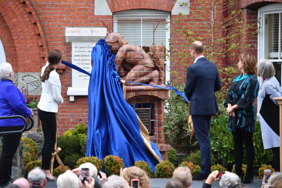 The Duke and Duchess of Cambridge visit the Cridge Centre for the Family to meet people, residents and supporters as well as the unveiling of a monument dedicated to people who have overcome adversity while on a tour of the centre in Victoria, B.C., Saturday, October 1, 2016. THE CANADIAN PRESS/Chad Hipolito