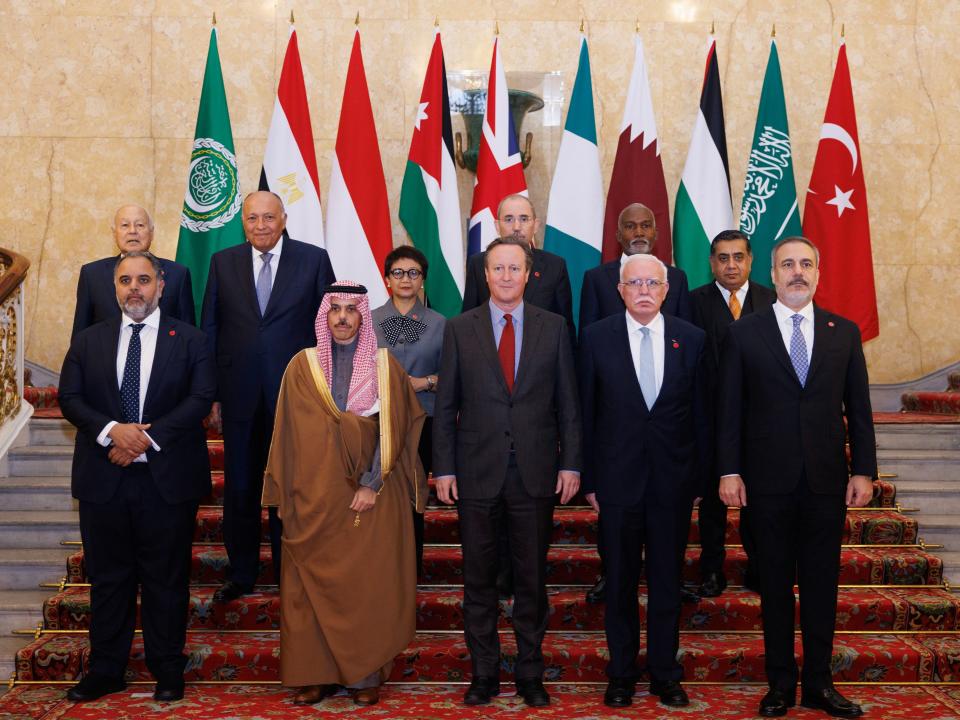 Lord David Cameron poses for a family photo with members of the Arab League (PA)