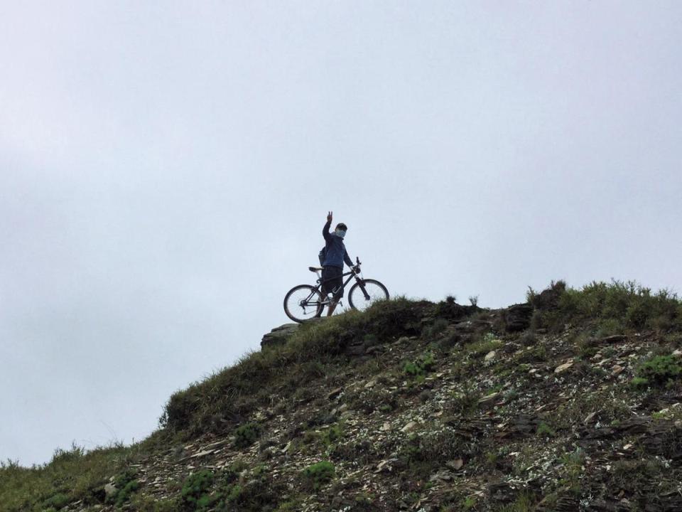 年少時，馬景珊是越野車隊隊長。如今他仍喜好騎車，為了拍下這張自拍照，他將相機設定倒數15秒，氣喘吁吁衝上山巔，才順利拍下照片。（馬景珊提供）