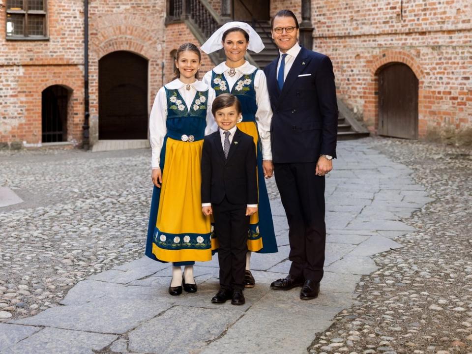 Kronprinzessin Victoria und ihr Mann Prinz Daniel mit den gemeinsamen Kindern. (Bild: Linda Broström/The Royal Court of Sweden)