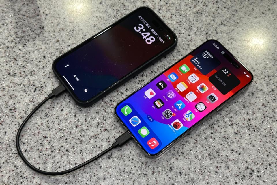 ▲透過USB-C對USB-C線材連接iPhone 15系列機種時，則會以電量較低的機種作為被充目標