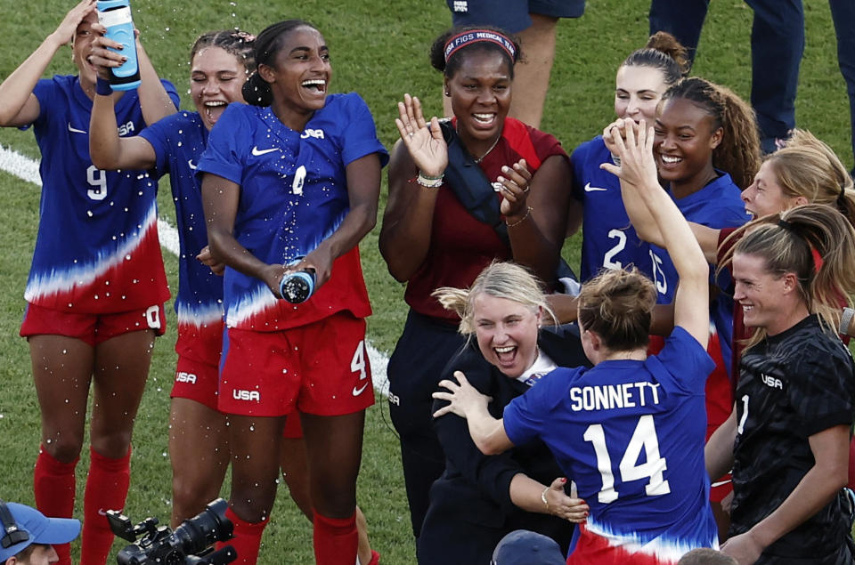 Paris 2024 Olympics - Football - Women's Gold Medal Match - Brazil vs. United States - Parc des Princes, Paris, France - August 10, 2024. United States coach Emma Hayes celebrates winning gold with the players after the match. REUTERS/Benoit Tessier