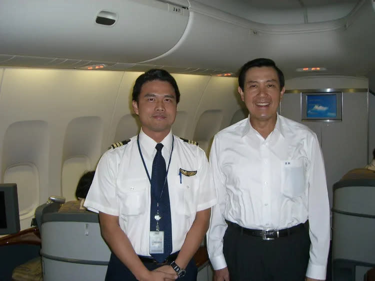 張志豪（左）擔任前總統馬英九總統專機機師。張志豪提供