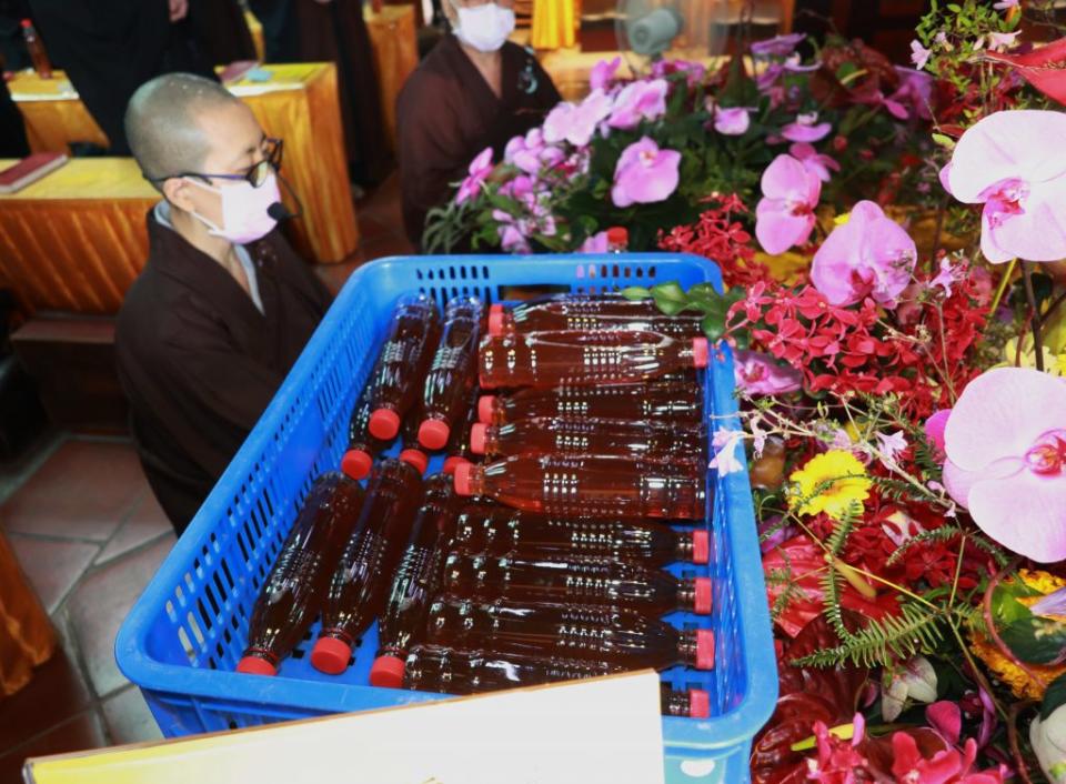 藥草茶就放在浴佛區，今年準備六百瓶，民眾可在浴佛後飲用保健。（記者陳俊文攝）