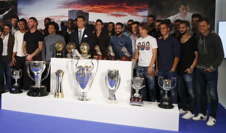 Real Madrid's Cristiano Ronaldo (C) poses with team mates during a ceremony at Santiago Bernabeu stadium in Madrid, Spain October 2, 2015. REUTERS/Sergio Perez