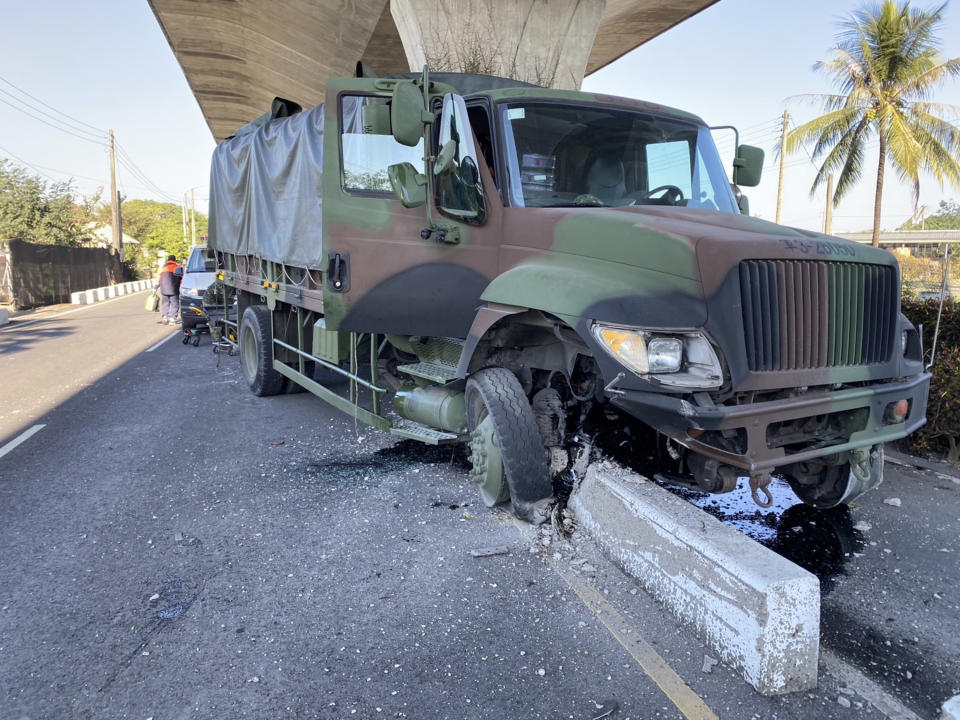 屏東縣警消獲報，26日上午有軍卡在九如鄉發生車禍，陸軍第八軍團指揮部所轄第四地區支援指揮部1輛中型戰術輪車自撞分隔島，車上官兵2員撞及頭部，意識清楚，8員擦、挫傷，均已立即送醫。（里港分局提供）