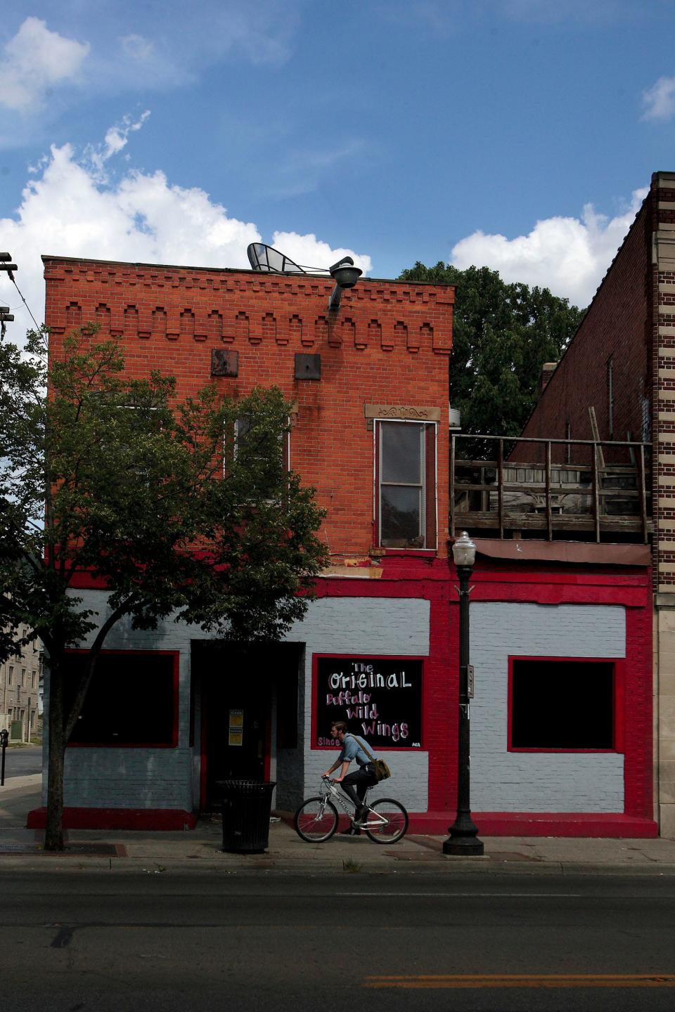 The front of the old Buffalo Wild Wings on North High Street, photographed on June 14, 2007. BW3 soon moved to a new restaurant on the corner of High and Lane Streets that year. The building has since been torn down and replaced with a Panda Express.