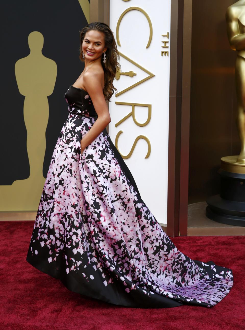 Model Chrissy Teigen poses on the red carpet as she arrives at the 86th Academy Awards in Hollywood, California March 2, 2014. REUTERS/Lucas Jackson (UNITED STATES - Tags: ENTERTAINMENT) (OSCARS-ARRIVALS)