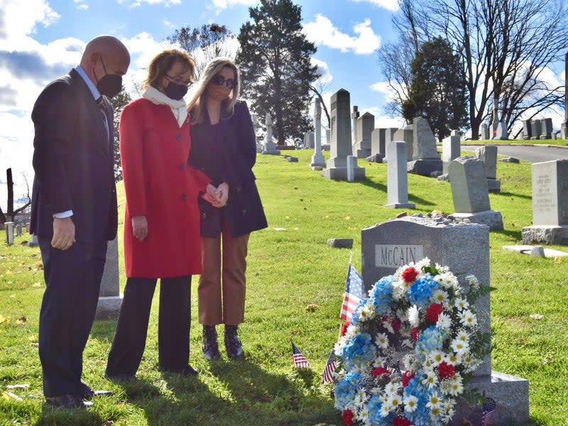 Mark Kelly and family visit the grave of John McCain before being sworn into US Senate (Twitter / Mark Kelly)