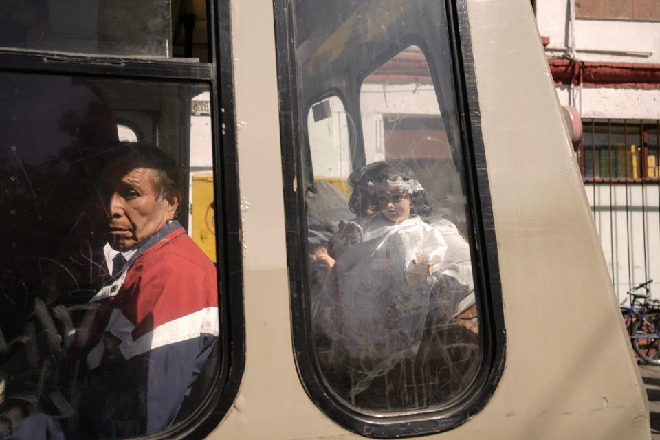 Una figura del niño Dios se observa dentro de un autobús durante la festividad del Día de la Candelaria en el barrio de Xochimilco, en la Ciudad de México, el jueves 2 de febrero de 2023. En todo México en esta fecha, numerosos devotos católicos visten figuras del niño Jesús y las llevan a la iglesia para ser bendecidas. (AP Foto/Eduardo Verdugo)SPANMXEV103