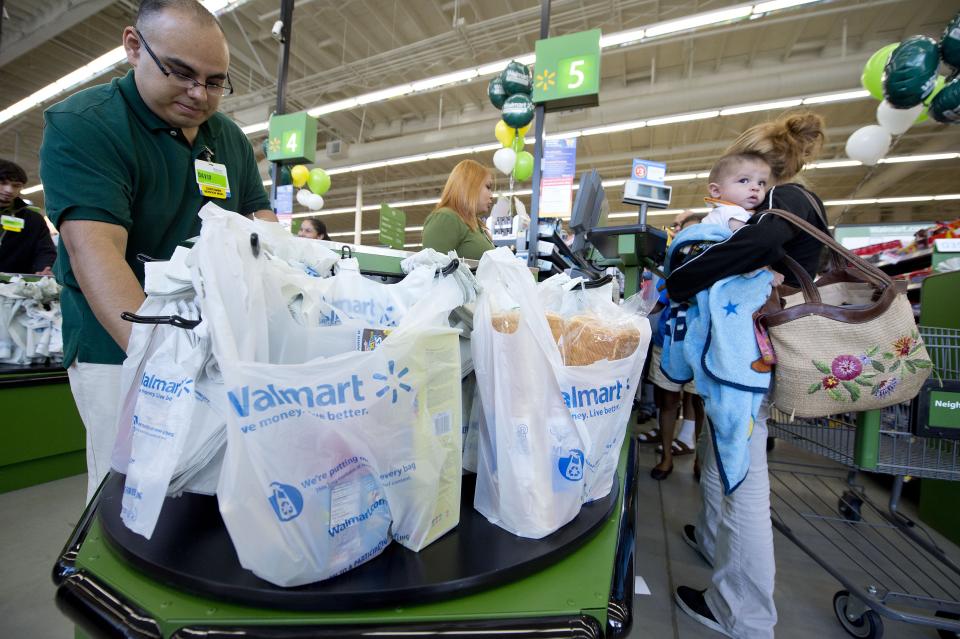 Tanto Walmart como Amazon están centrando muchos esfuerzos en el sector de la alimentación. Foto: ROBYN BECK/AFP/GettyImages.