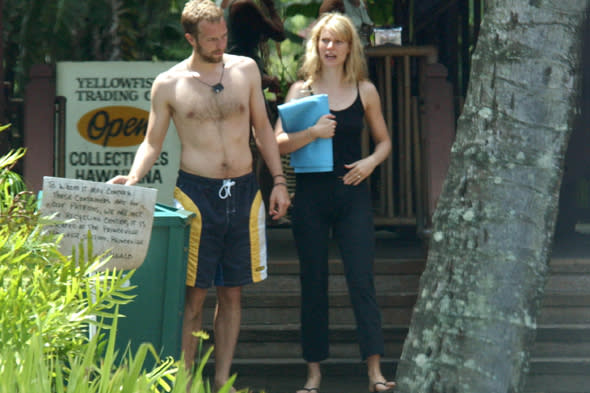 KAUAI, HI - MAY 01: Gwyneth Paltrow and Chris Martin are seen on May 01, 2002 in Kauai, Hawaii.  (Photo by Bauer-Griffin/GC Images)