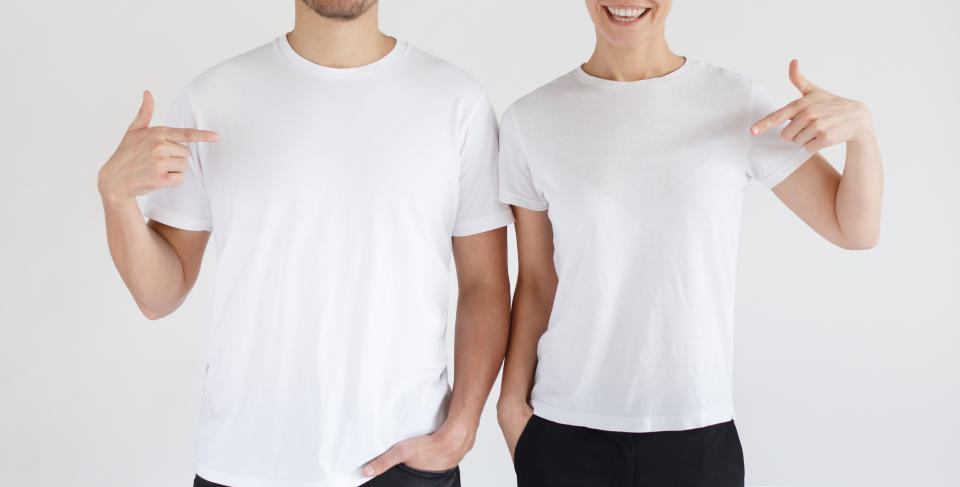 Spritztour auf dem Fahrrad, kurzes Workout oder ein langer Tag im Homeoffice: Ein weißes T-Shirt passt immer (Bild: Getty).