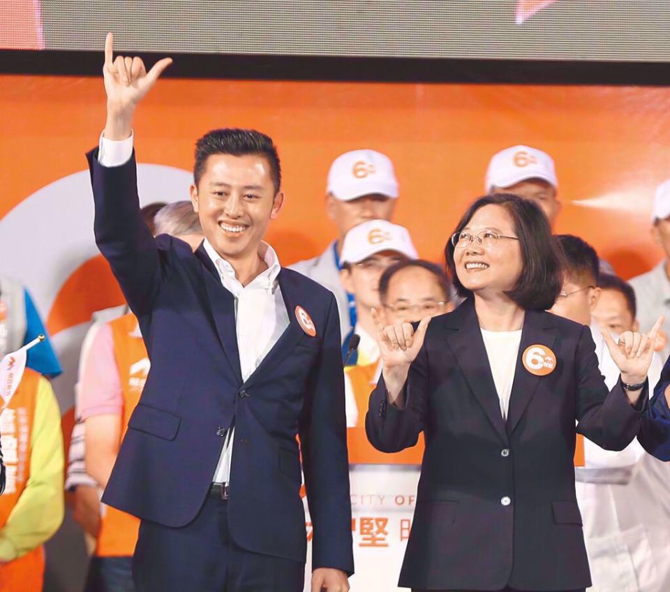 民進黨桃園市長參選人林智堅(左)在黨主席蔡英文(右)堅定力挺下，被認為撤換可能性低。（本報資料照片）