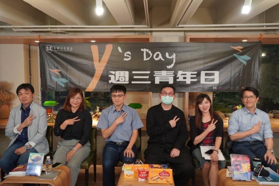 Y’s Day「週三青年日」第27場於15日晚上舉辦，舞台上由左至右為沈有忠、嚴婉玲、陳方隅、張辰漁、陳乃瑜、董思齊。   圖：Y’s Day「週三青年日」提供