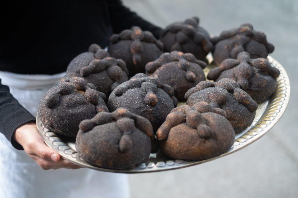 pan de muerto negro