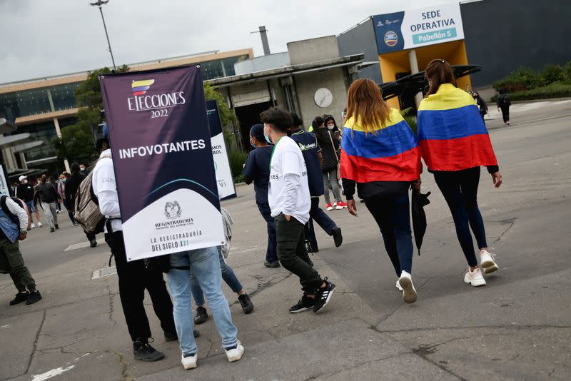 Foto de archivo. Personas se reúnen en un puesto de votación durante las elecciones para el Congreso y las consultas presidencialesl en Bogotá